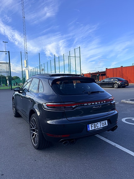 Porsche Macan S 2 of 2