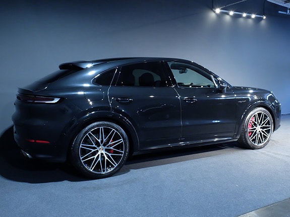 Porsche Cayenne 3 of 12