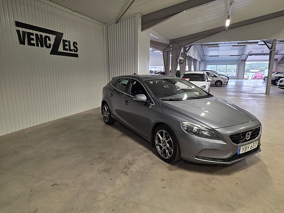 Volvo V40 2 of 11