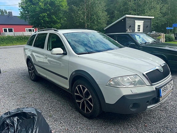 Skoda Octavia Scout 2 of 3