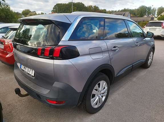 Peugeot 5008 2 of 3