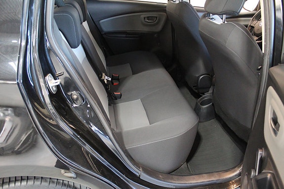 Toyota Yaris 8 of 21