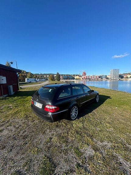 Mercedes-Benz E280 2 of 9