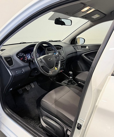 Hyundai i20 7 of 9