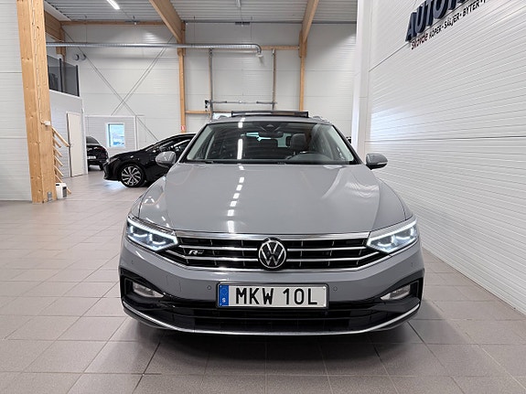 Volkswagen Passat 2 of 24