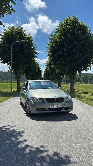 BMW 320i 2 of 5