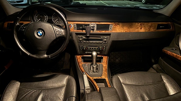 BMW 320i 5 of 5