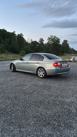 BMW 320i 3 of 5
