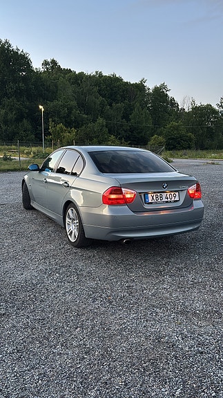 BMW 320i 4 of 5