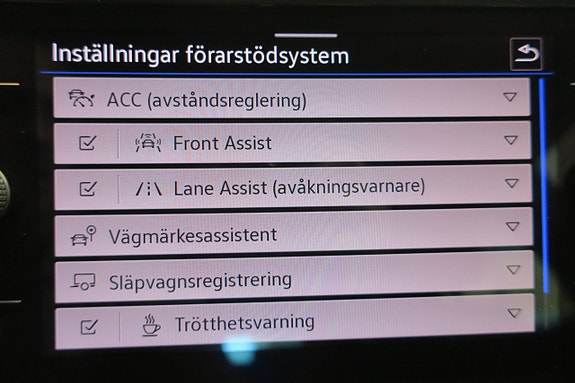 Volkswagen Passat 13 of 16