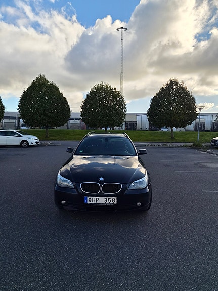 BMW 523i 2 of 11