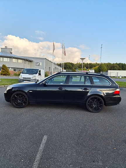 BMW 523i 3 of 11