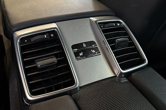 Porsche Panamera 4S 26 of 27