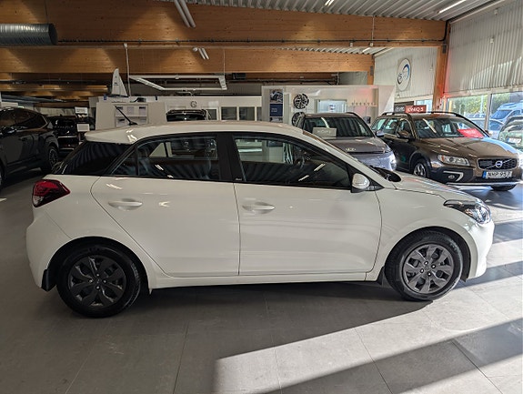 Hyundai i20 2 of 13