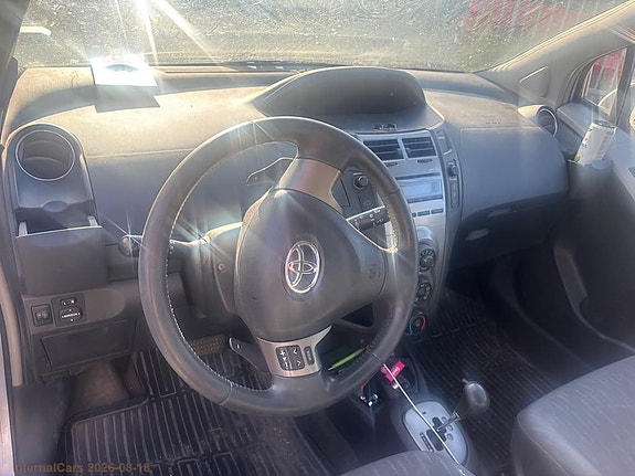 Toyota Yaris 4 of 5