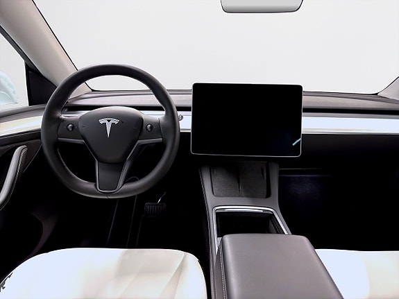 Tesla Model Y 15 of 21