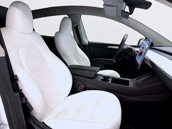 Tesla Model Y 16 of 21