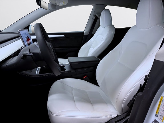 Tesla Model Y 10 of 21