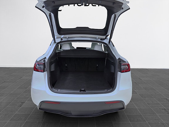 Tesla Model Y 8 of 21