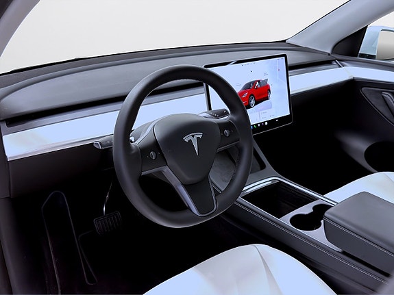 Tesla Model Y 13 of 21