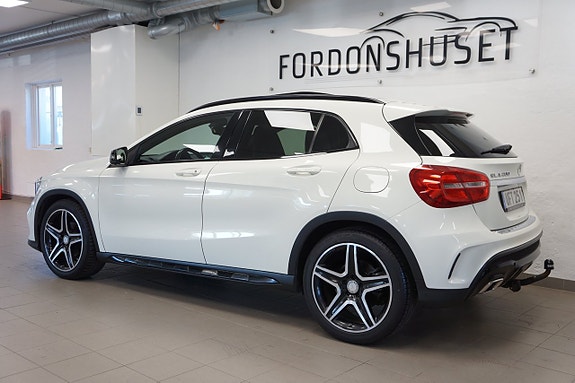 Mercedes-Benz GLA200 2 of 20