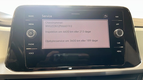 Volkswagen T-Roc 17 of 19