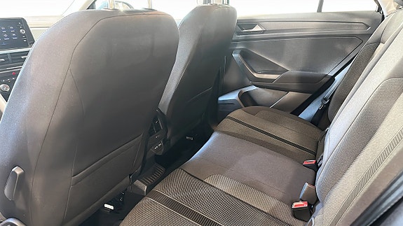 Volkswagen T-Roc 12 of 19