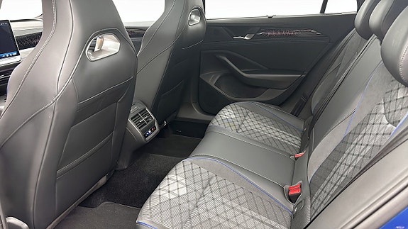 Volkswagen Passat 12 of 13