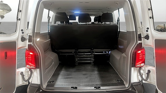 Volkswagen Caravelle 12 of 12