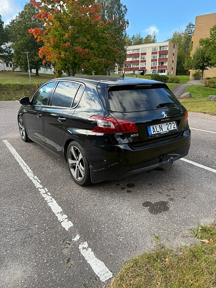 Peugeot 308 2 of 5