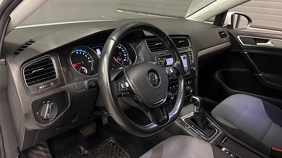Volkswagen e-Golf VII 12 of 26