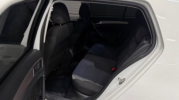 Volkswagen e-Golf VII 13 of 26