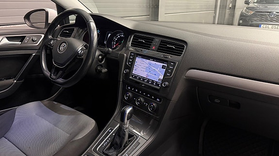 Volkswagen e-Golf VII 17 of 26