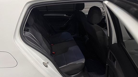 Volkswagen e-Golf VII 14 of 26