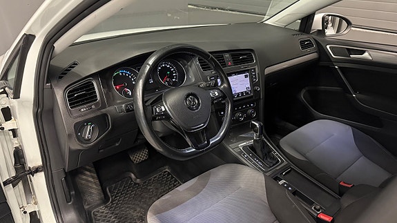 Volkswagen e-Golf VII 11 of 26