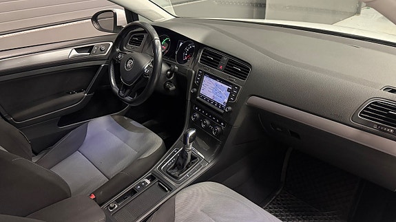 Volkswagen e-Golf VII 16 of 26