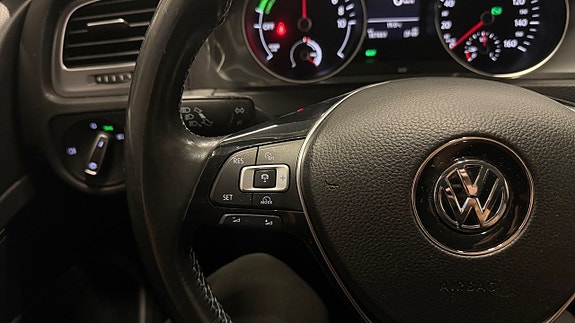 Volkswagen e-Golf VII 24 of 26