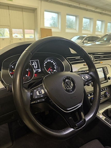Volkswagen Passat 9 of 18