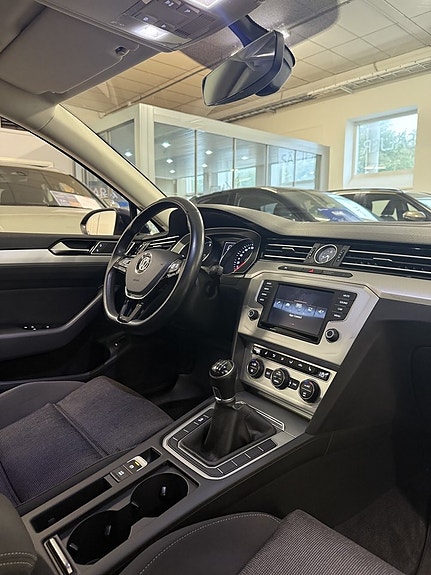 Volkswagen Passat 12 of 18