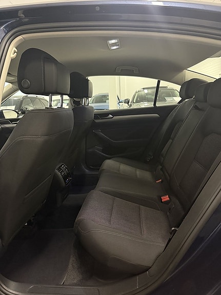 Volkswagen Passat 16 of 18