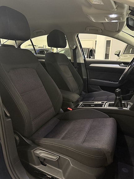Volkswagen Passat 15 of 18