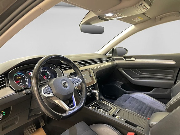 Volkswagen Passat 4 of 14