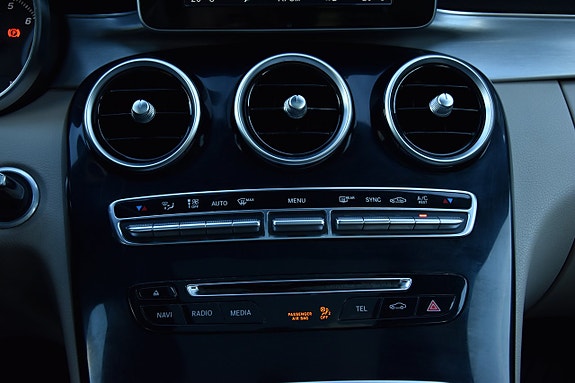 Mercedes-Benz C200 17 of 26
