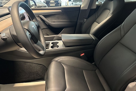 Tesla Model Y 11 of 29