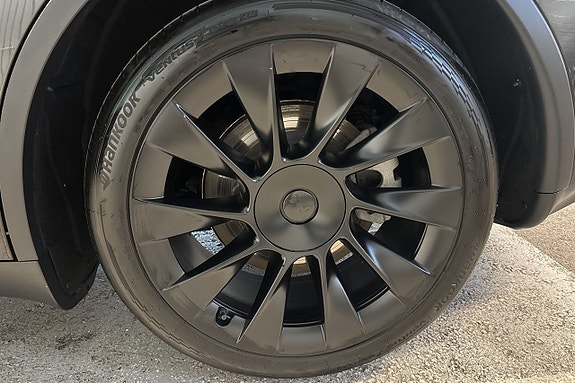 Tesla Model Y 27 of 29