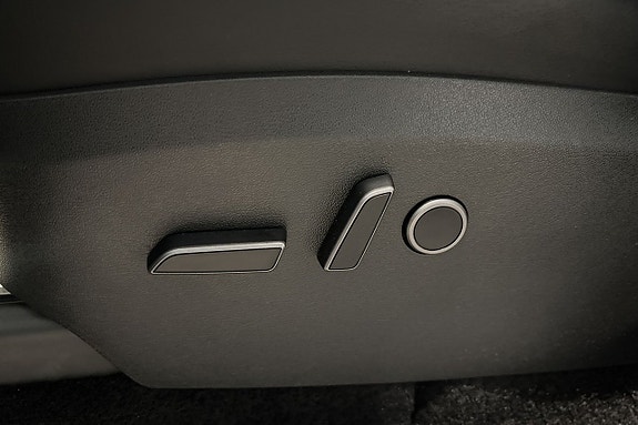 Tesla Model Y 24 of 29