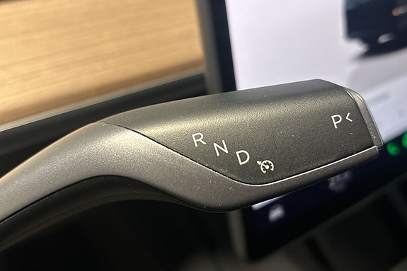 Tesla Model Y 15 of 29