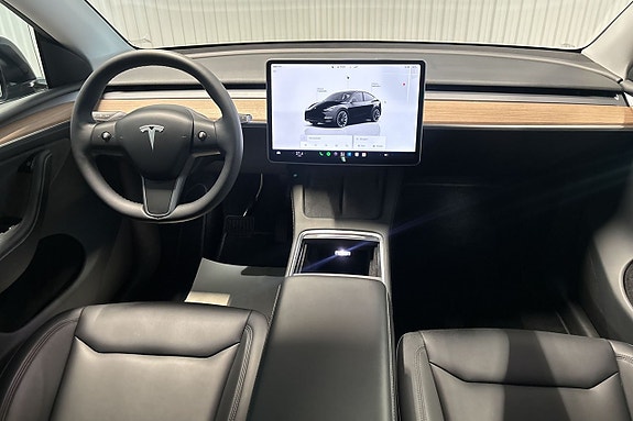 Tesla Model Y 10 of 29
