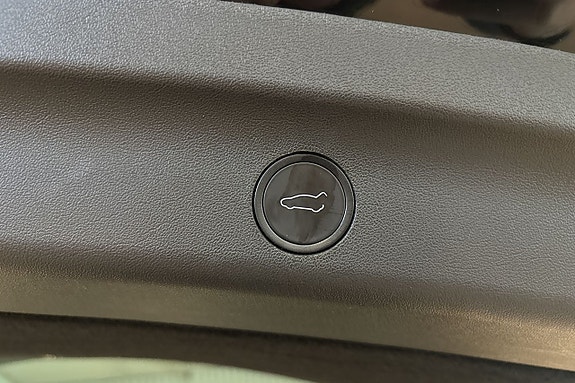 Tesla Model Y 28 of 29