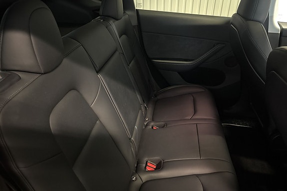 Tesla Model Y 13 of 29